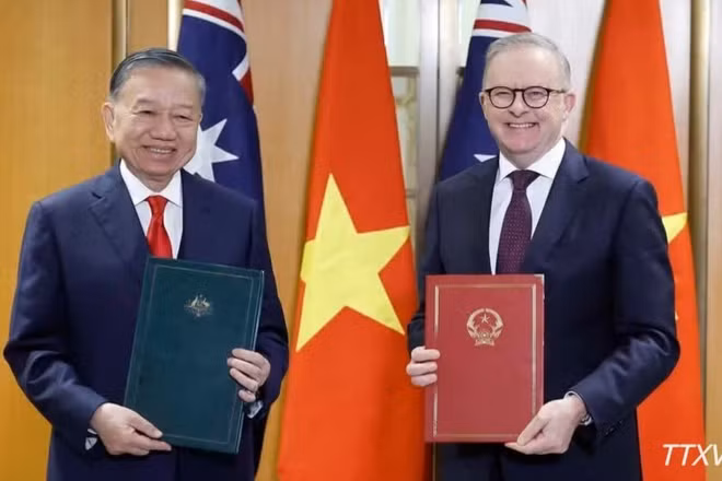 Tổng Bí thư, Chủ tịch nước Tô Lâm và Thủ tướng Australia Anthony Albanese trao Tuyên bố chung. (Ảnh: TTXVN)