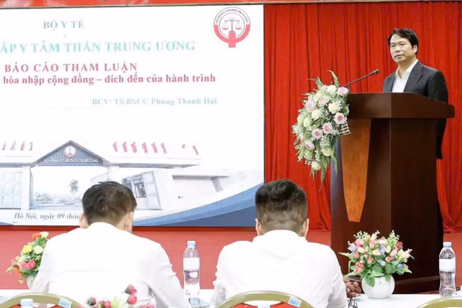 Tiến sĩ, bác sĩ cao cấp Phùng Thanh Hải, Bí thư Đảng ủy, Phó Viện trưởng phụ trách quản lý, điều hành Viện Pháp y tâm thần Trung ương chia sẻ tại buổi sinh hoạt khoa học chuyên đề. 