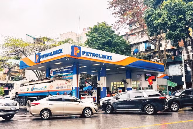 Cây xăng Petrolimex tại phố Trần Hưng Đạo (Hà Nội).