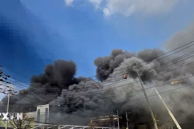 Hiện trường vụ hỏa hoạn tại nhà máy phụ tùng ôtô ở Daejeon, Hàn Quốc, ngày 20/3/2026. (Ảnh: Yonhap/TTXVN)