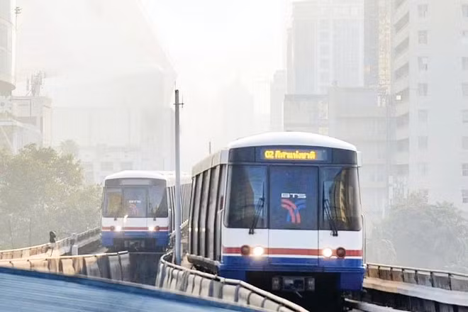 Bụi mịn bao phủ thủ đô Bangkok của Thái Lan. (Ảnh KHAOSOD)