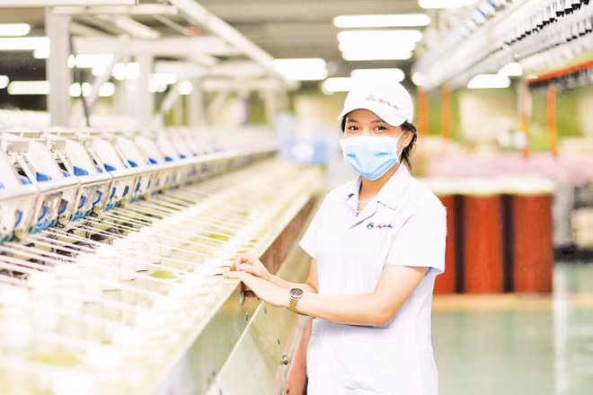 Sản xuất sợi tại Công ty cổ phần Sợi Phú Bài, thành phố Huế. (Ảnh: QUANG NAM)
