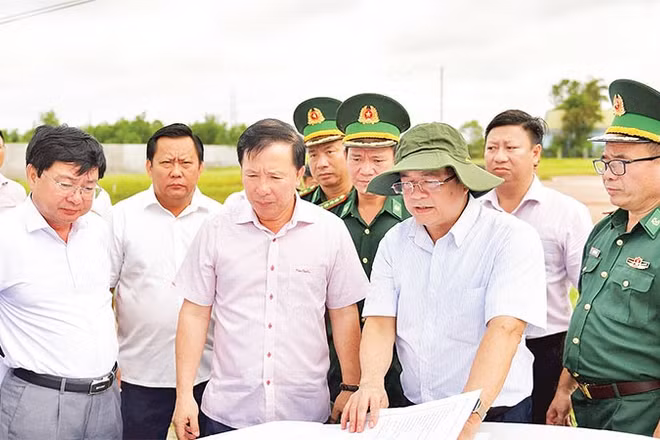 Lãnh đạo tỉnh Tây Ninh và các sở, ngành khảo sát tuyến cao tốc Mộc Bài-Thành phố Hồ Chí Minh.