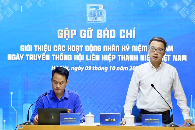Đồng chí Nguyễn Tường Lâm, Bí thư Trung ương Đoàn, Chủ tịch Hội Liên hiệp Thanh niên Việt Nam (áo trắng) điều hành chương trình.