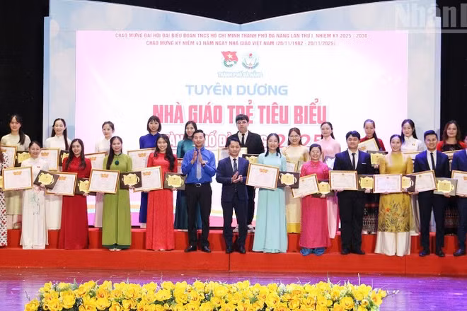 Tuyên dương “Nhà giáo trẻ tiêu biểu”.