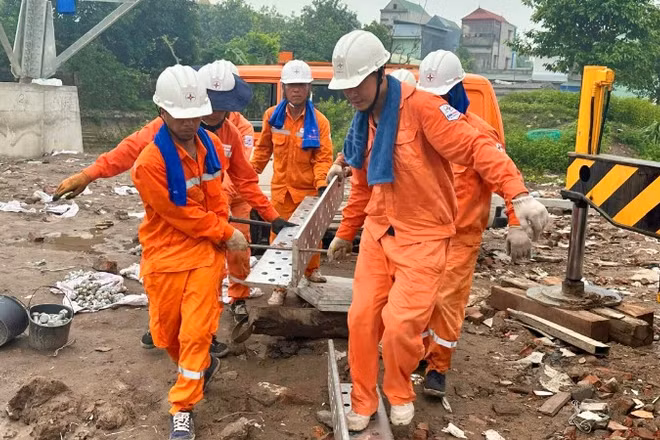 Công nhân Công ty Dịch vụ Điện lực Hà Nội tăng cường cho Dự án đường dây 500kV mạch 3 từ Quảng Trạch đến Phố Nối (đoạn Nam Định-Thanh Hóa). (Ảnh: VŨ CHUNG)