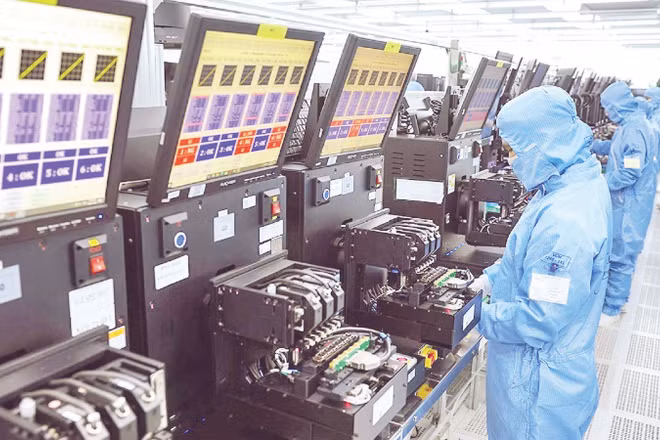 Dây chuyền sản xuất mô đun camera và linh kiện điện tử xuất khẩu tại nhà máy của Công ty TNHH MCNEX VINA (100% vốn Hàn Quốc), Khu công nghiệp Phúc Sơn, tỉnh Ninh Bình. (Ảnh: VŨ SINH)