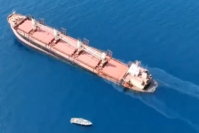 Một tàu hàng của Anh sau khi bị lực lượng Houthi tấn công ở ngoài khơi bờ biển Yemen ngày 18/2/2024. (Ảnh: THX/TTXVN)