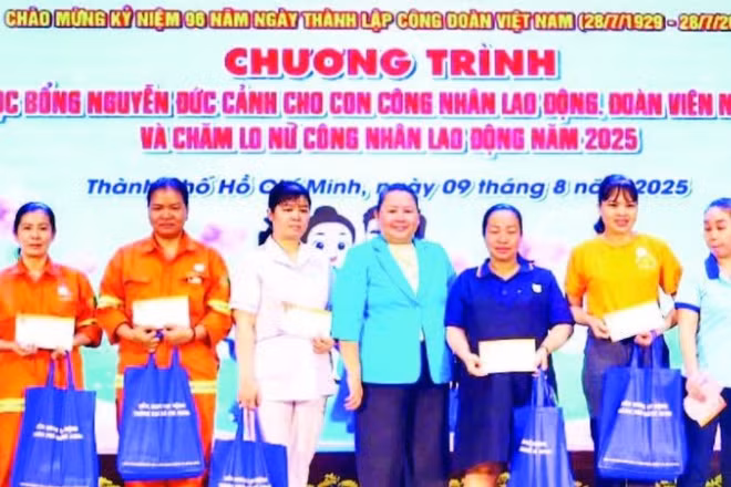 Lãnh đạo Liên đoàn Lao động thành phố trao quà tặng nữ công nhân lao động có hoàn cảnh khó khăn. 