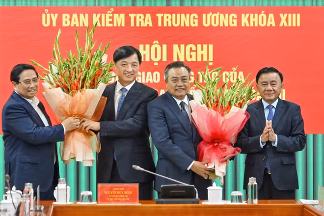 Thủ tướng Phạm Minh Chính và Thường trực Ban Bí thư Trần Cẩm Tú tặng hoa chúc mừng Bí thư Thành ủy Hà Nội Nguyễn Duy Ngọc và Chủ nhiệm Ủy ban Kiểm tra Trung ương Trần Sỹ Thanh. (Ảnh: THỦY NGUYÊN)