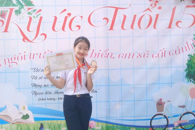 Cháu Nguyễn Hà Vy, con gái đồng chí Thành luôn nỗ lực học giỏi để cha yên tâm công tác. (Ảnh nhân vật cung cấp)