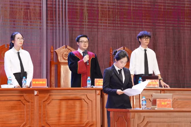 Sinh viên nhập vai tại cuộc thi Phiên tòa giả định-NEU Moot Court 2026.