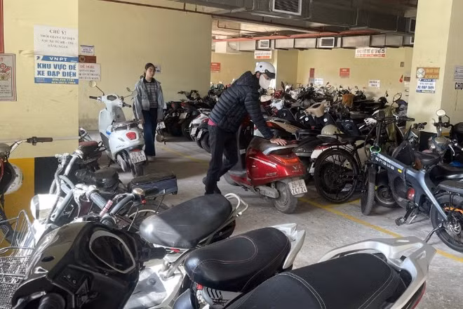 Khu vực để xe điện nhà CT2 Thạch Bàn chật cứng phương tiện.