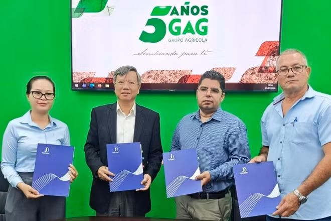Đại sứ Lê Quang Long (thứ 2 từ trái qua) chứng kiến Lễ bàn giao lô gạo đầu tiên do Tập đoàn Thái Bình sản xuất cho phía Cuba. (Ảnh: Đại sứ quán Việt Nam tại Cuba cung cấp)