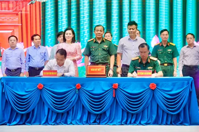 Đại diện lãnh đạo Báo Nhân Dân tại khu vực miền nam ký kết hợp tác tuyên truyền với Bộ Tư lệnh Thành phố Hồ Chí Minh.