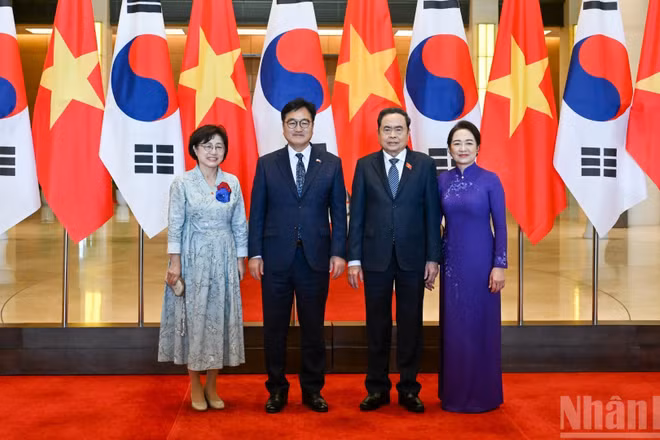 Chủ tịch Quốc hội Trần Thanh Mẫn và Phu nhân Nguyễn Thị Thanh Nga và Chủ tịch Quốc hội Hàn Quốc Woo Won Shik và Phu nhân Shin Kyunghye tại lễ đón. (Ảnh: DUY LINH)