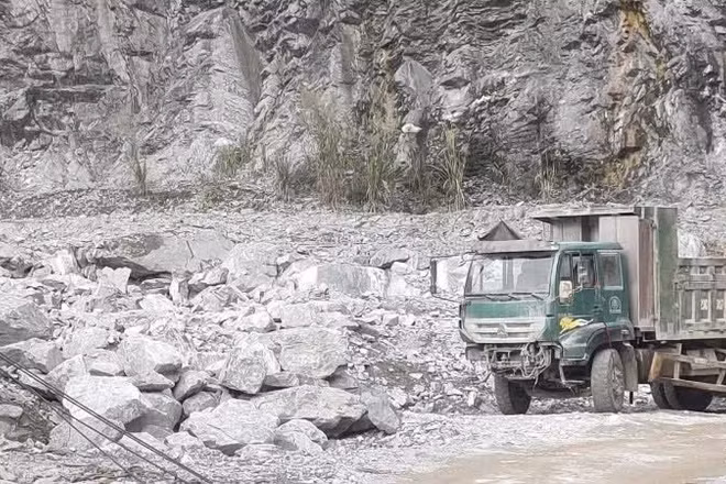 Hoạt động khai thác khoáng sản làm vật liệu xây dựng thông thường tại Tuyên Quang. (Ảnh: KHÁNH TOÀN)