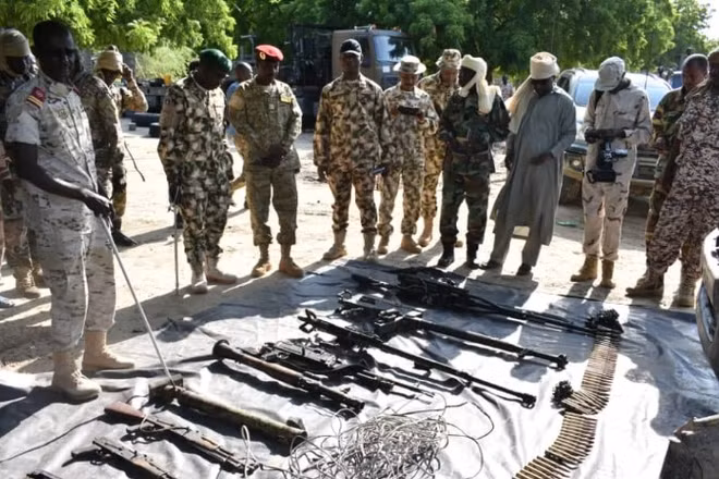 Số đạn dược quân đội Nigeria thu hồi được từ phiến quân Boko Haram ở bang Borno, phía đông bắc Nigeria, năm 2019. (Ảnh: Xinhua/Hamza Suleiman)