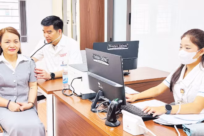 Khám bệnh cho người dân tại Phòng khám đa khoa Bệnh viện Đại học Y Hà Nội-cơ sở Vĩnh Hưng.