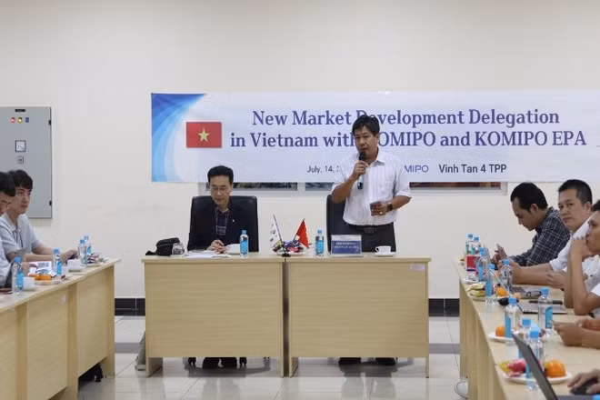 Ông Trần Ngọc Hưởng, Phó Giám đốc Nhà máy Nhiệt điện Vĩnh Tân 4 phát biểu tại buổi làm việc.