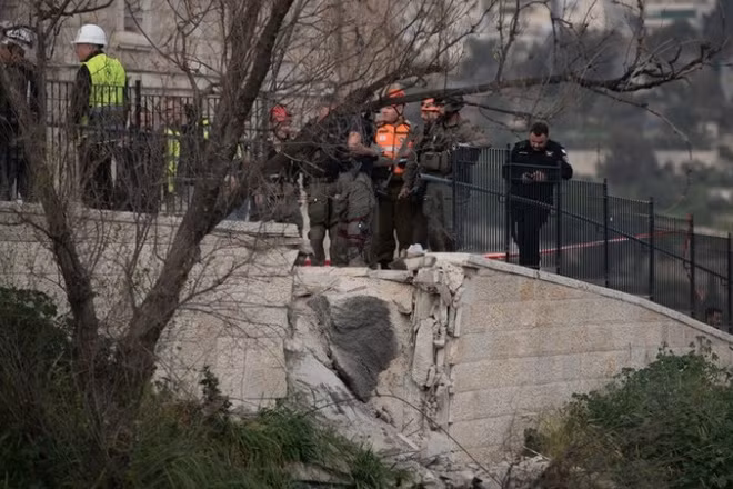 Bức tường bị hư hại do trúng tên lửa tại Jerusalem, ngày 20/3/2026. (Ảnh: THX/TTXVN)