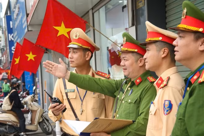 Các lực lượng chức năng phối hợp bảo đảm an ninh, an toàn cho các tuyến đường thông suốt phục vụ ngày bầu cử.