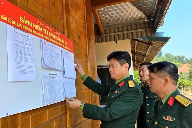 Đại tá Trịnh Đức Thiêm, Chỉ huy trưởng Bộ Chỉ huy Quân sự tỉnh Điện Biên kiểm tra công tác chuẩn bị bầu cử tại xã biên giới Nà Hỳ. 