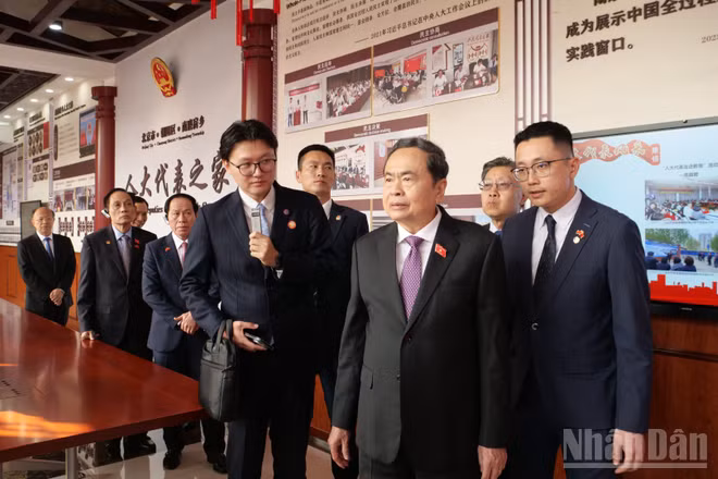 Chủ tịch Quốc hội Trần Thanh Mẫn nghe giới thiệu về mô hình lập pháp tiêu biểu ở Thủ đô Bắc Kinh, Trung Quốc. (Ảnh: HỮU HƯNG-VI SA)