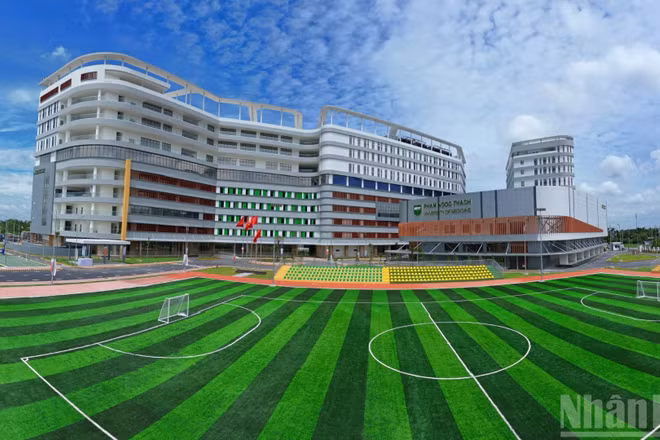 Khởi công từ năm 2015, Cụm Y tế Tân Kiên (tọa lạc tại xã Tân Nhựt, Thành phố Hồ Chí Minh), có tổng diện tích quy hoạch 73ha, được chia làm 2 giai đoạn theo mô hình y tế xanh, chú trọng đầu tư vào các khu dịch vụ công cộng, công viên, sân Thể dục thể thao, cùng nhà lưu trú dành cho thân nhân người bệnh.