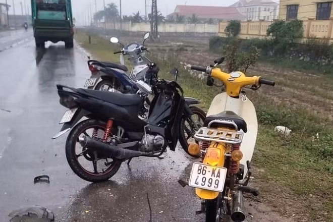 Hiện trường vụ tai nạn làm 3 học sinh thương vong tại xã Trường Phú, tỉnh Quảng Trị sáng 1/12.