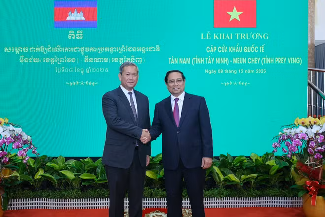 Thủ tướng Chính phủ Phạm Minh Chính và Thủ tướng Campuchia Hun Manet bắt tay trước khi vào hội đàm. (Ảnh: VGP/Nhật Bắc)