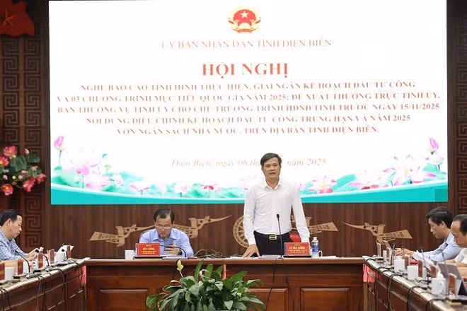 Đồng chí Lò Văn Cương, Phó Chủ tịch Ủy ban nhân dân tỉnh Điện Biên phát biểu tại cuộc họp.