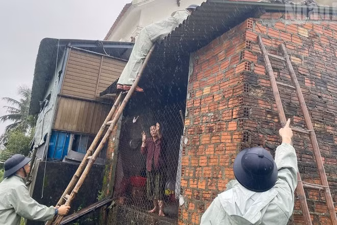 Chi đội Kiểm ngư số 3 giúp nhân dân phòng, chống bão.