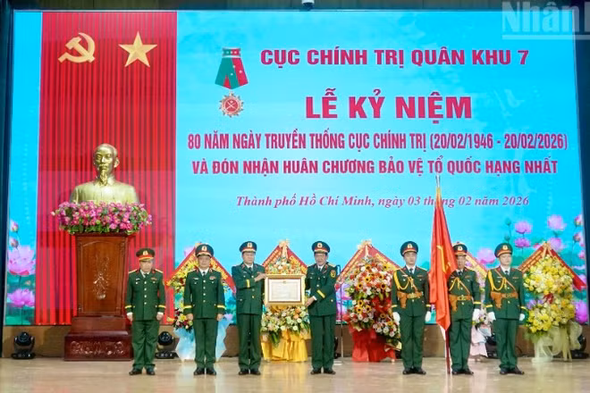 Cục Chính trị Quân khu 7 đón nhận danh hiệu Huân chương Bảo vệ Tổ quốc hạng Nhất. (Ảnh: NHẬT THÀNH)