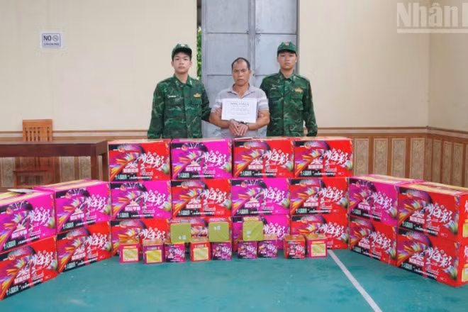 Đối tượng Nông Văn Lý cùng số lượng lớn tang vật nghi là pháo nổ.