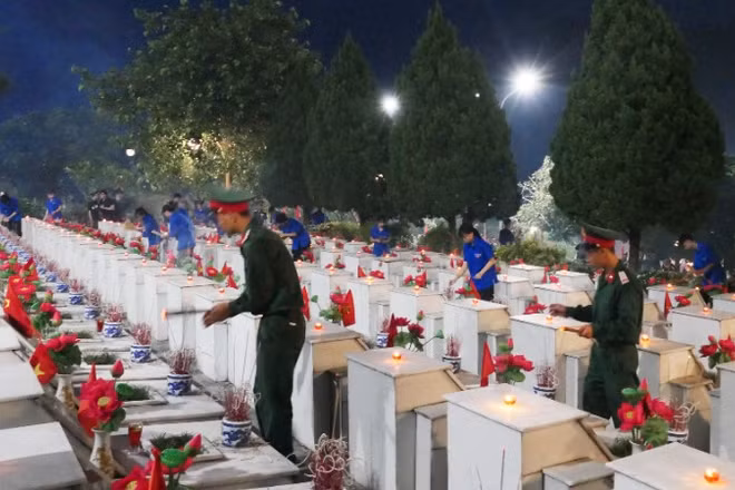 Tuổi trẻ quân đội dâng hương, thắp nến tri ân các Anh hùng liệt sĩ tại Nghĩa trang Liệt sĩ Vị Xuyên.