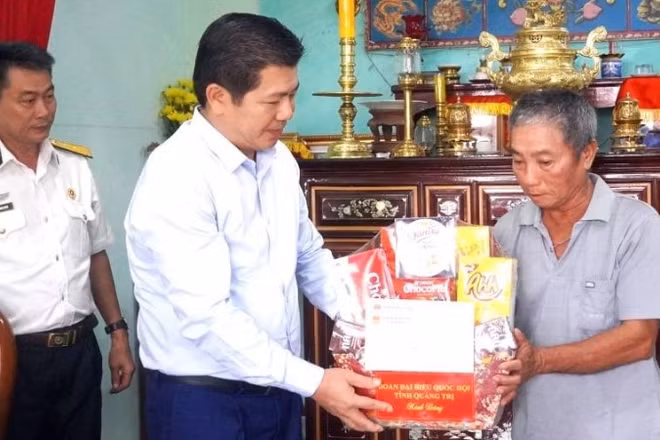 Phó Bí thư Thường trực Tỉnh ủy, Trưởng đoàn đại biểu Quốc hội tỉnh Quảng Trị Trần Vũ Khiêm tặng quà gia đình liệt sĩ Phạm Văn Thái.