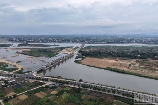Khi hoàn thành, đưa vào sử dụng, công trình đập dâng hạ lưu sông Trà Khúc sẽ góp phần dâng nước tạo cảnh quan, kết nối giao thông 2 bờ sông, mở ra không gian phát triển đô thị khu vực trung tâm tỉnh lỵ Quảng Ngãi.