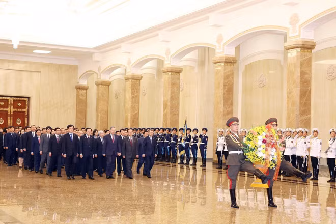 Tổng Bí thư Tô Lâm cùng Đoàn đại biểu cấp cao Việt Nam đến đặt hoa tưởng nhớ Chủ tịch Kim Nhật Thành, Tổng Bí thư Kim Jong-il tại Cung Thái Dương ở Thủ đô Bình Nhưỡng. (Ảnh: THỐNG NHẤT/TTXVN)