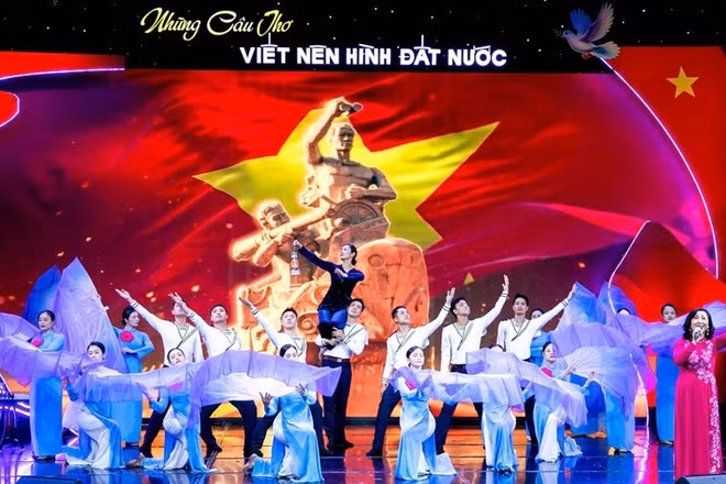 NSND Vương Hà và các nghệ sĩ trong tiết mục ngâm-trình diễn thơ. (Ảnh THÀNH DUY)