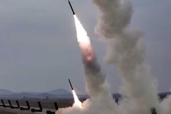 Triều Tiên tiến hành cuộc tập trận tấn công hỏa lực sử dụng hệ thống phóng rocket đa nòng siêu chính xác 600mm vào ngày 14/3. (Nguồn: Yonhap)