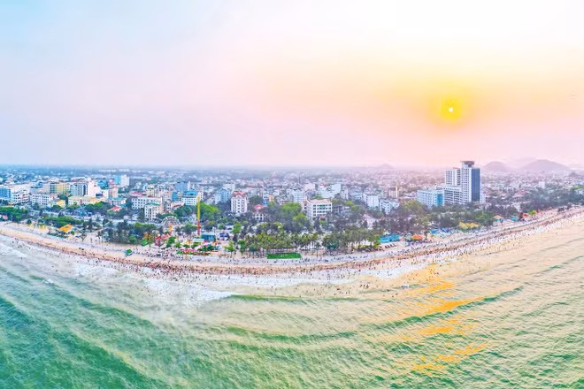 Cửa Lò (Nghệ An) sở hữu bãi biển dài, cát trắng mịn, nước trong xanh cùng nguồn hải sản phong phú.