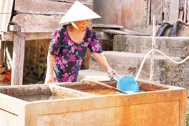 Bà Đoàn Thị Xuân ở thôn Trung Tiến, xã Tân Gianh phải lọc nước, nhưng chất lượng vẫn chưa bảo đảm