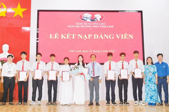 Kết nạp đảng viên cho học sinh tại Trường trung học phổ thông Vĩnh Linh.