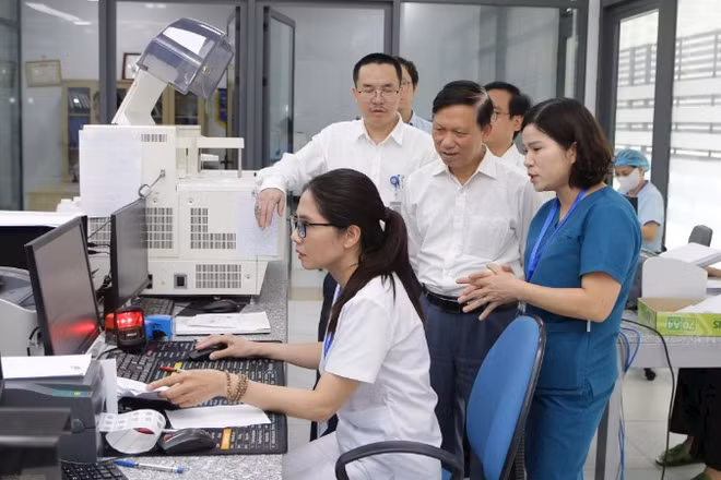 Kiểm tra hạ tầng, trang thiết bị phục vụ chuyển đổi số, bệnh án điện tử tại các bệnh viện trên địa bàn Hà Nội. (Ảnh: TRUNG TUYẾN)