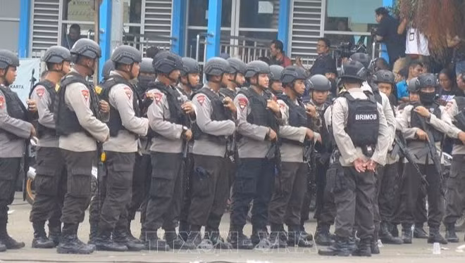 Cảnh sát cơ động - đặc nhiệm chống khủng bố trên đường phố Jakarta. Ảnh tư liệu: Đỗ Quyên/PV TTXVN tại Indonesia.