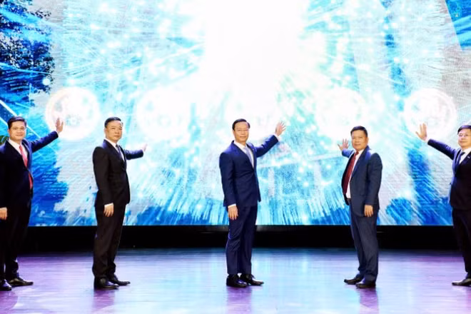 Ban Giám đốc Đại học Kinh tế Quốc dân nhiệm kỳ 2026-2031 ra mắt tại chương trình. (Ảnh: TUẤN ANH) 