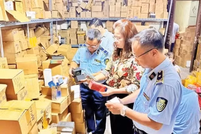 Đội Quản lý thị trường số 14 kiểm tra kho hàng mỹ phẩm tại Hà Nội.