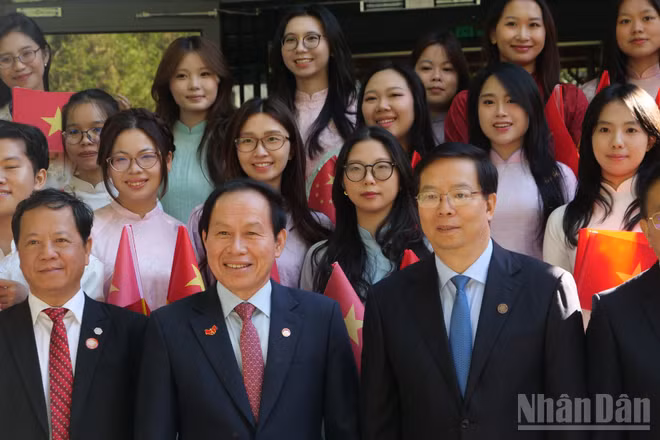 Phó Thủ tướng Chính phủ Lê Tiến Châu chụp ảnh chung với lãnh đạo Đại học Thanh Hoa và các lưu học sinh Việt Nam đang theo học tại Trường. (Ảnh: HỮU HƯNG-VI SA)