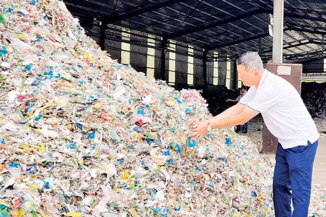 Nguyên liệu tái chế sản xuất vật liệu xây dựng ở Nhà máy xi-măng Sông Thao (Phú Thọ).